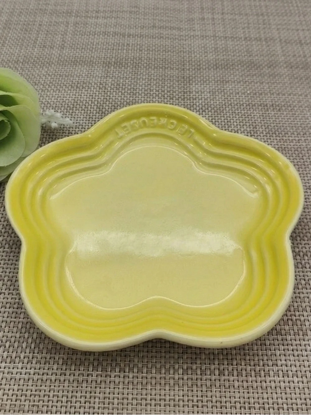 Le Creuset Stoneware Flower Petal Scalloped Trinket Dish Plate Tray